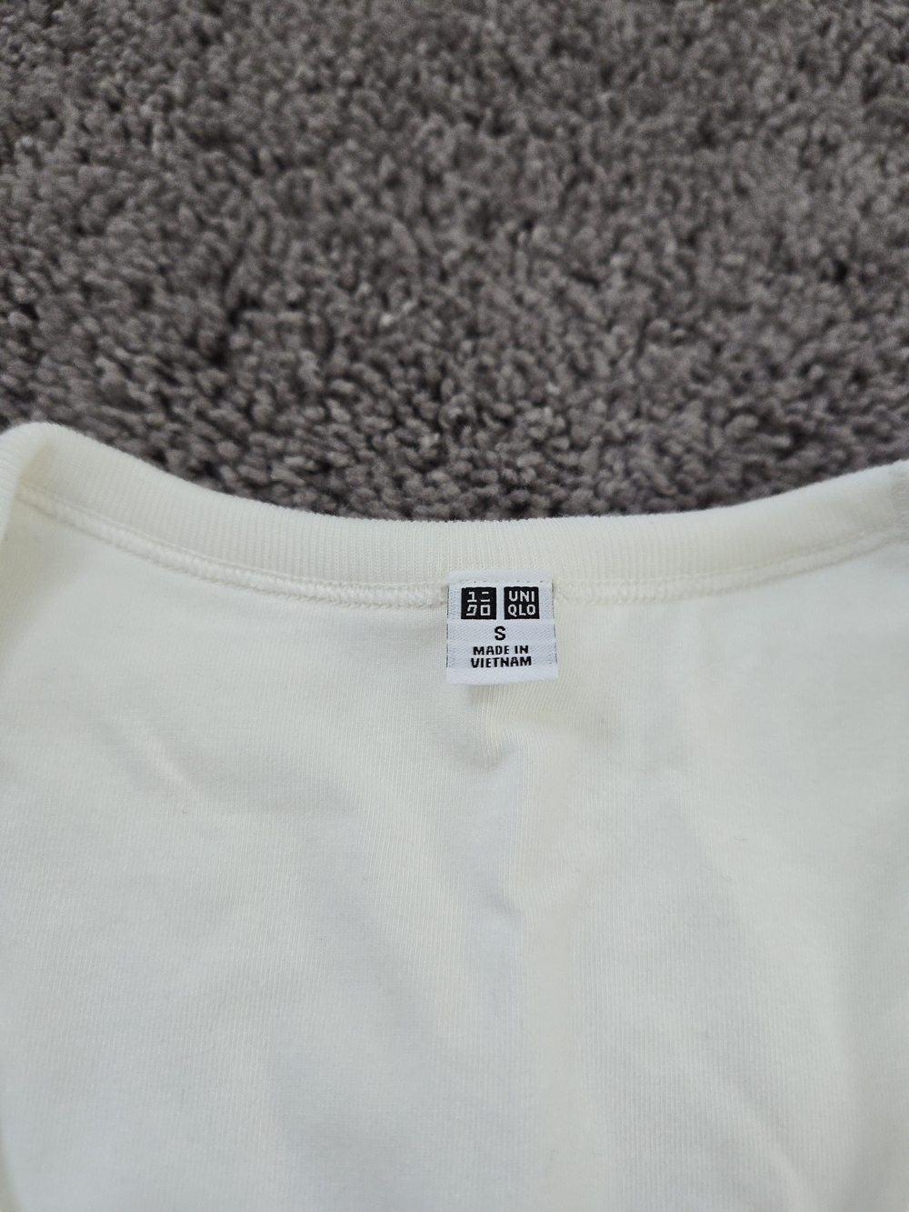 Uniqlo White Sleeveless V-Neck Tank Top With Built In Bra - Picture 6 of 9